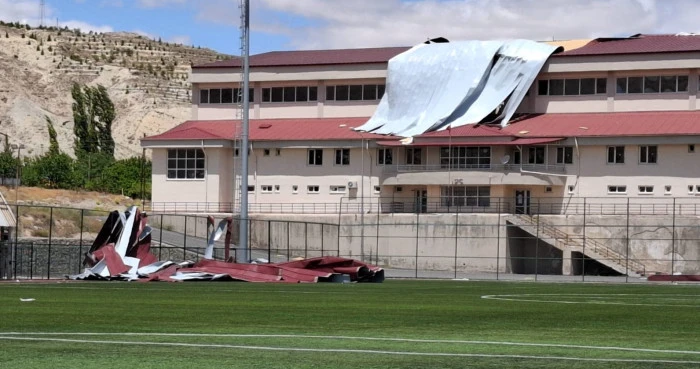 Fırtınadan ağaç devrildi, çatı uçtu!