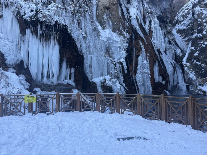 G&uuml;npınar&rsquo;da Devasa Buzlar Oluştu