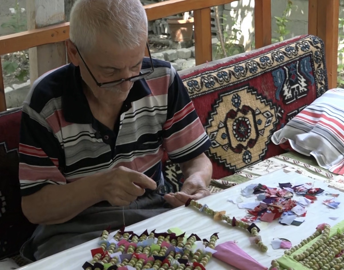80 yaşında nazara karşı geleneksel silah üretiyor
