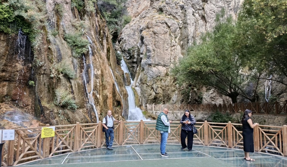 Günpınar Şelalesi sonbaharda da ziyaretçilerini ağırlıyor