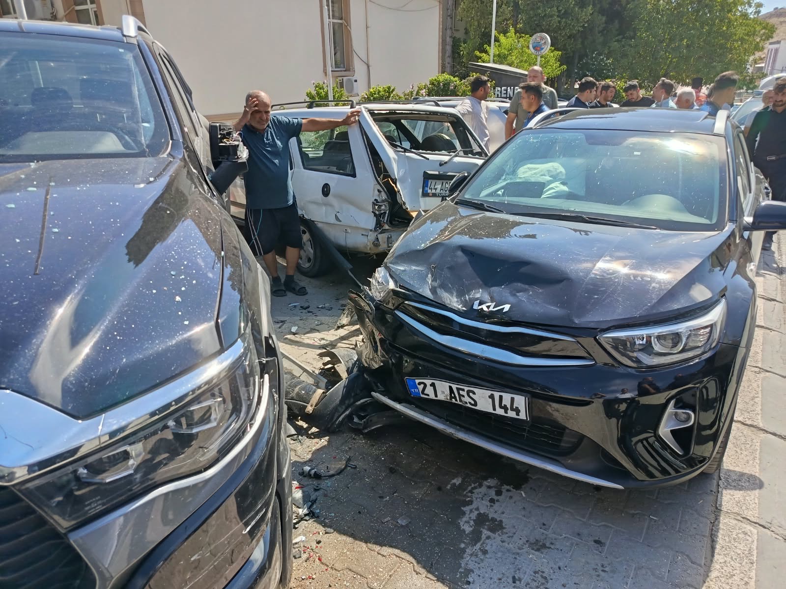 Kontrolden çıkan araç park halindeki 4 araca çarptı