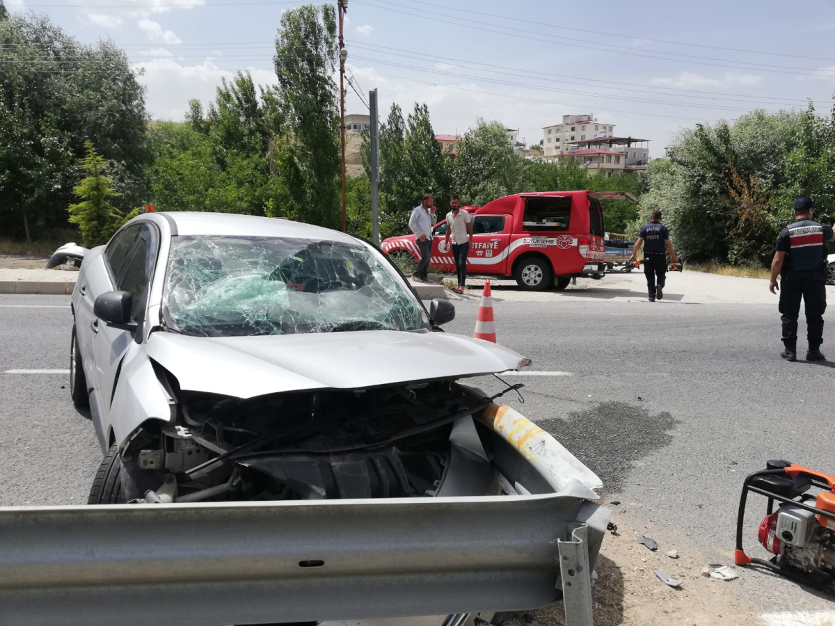 Araç bariyere saplandı