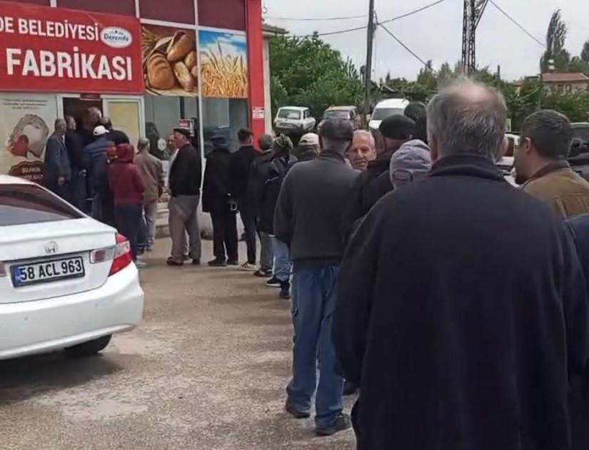 Darende’de ucuz ekmek kuyruğu