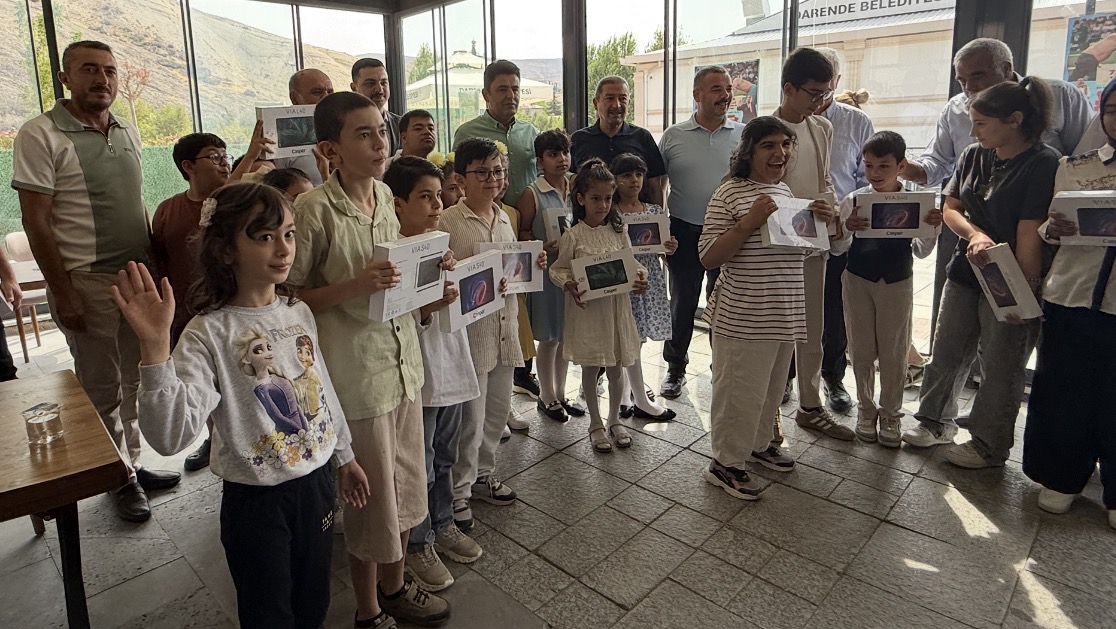 Bakan Boyraz’dan Öğrencilere Tablet Sürprizi!