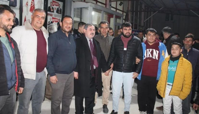 Eser’in Seçim Bürosu Dolup Taşıyor