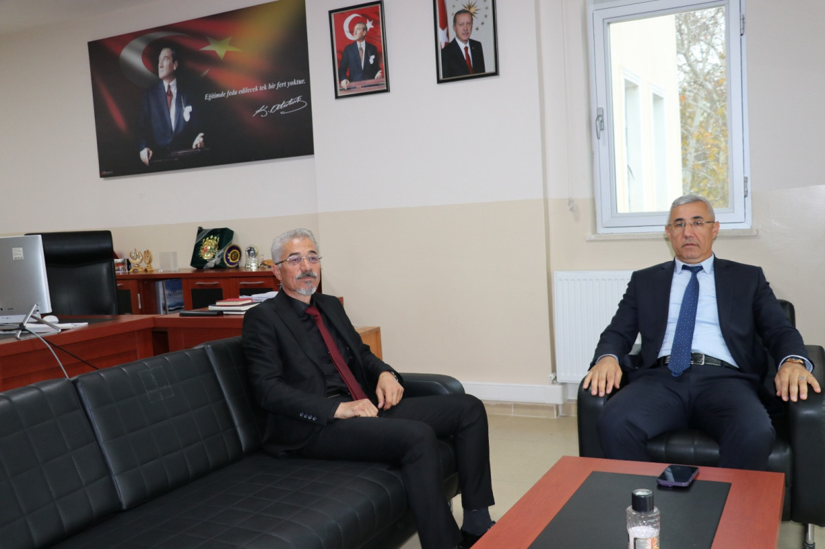 Öğrencileriyle hayata tutunuyor