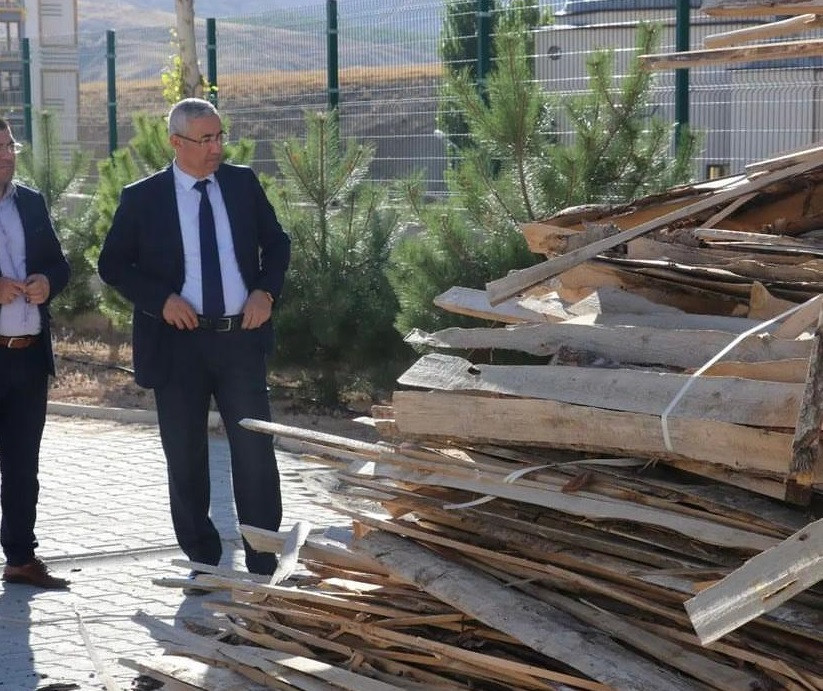 Okullara odun, kömür dağıtıldı