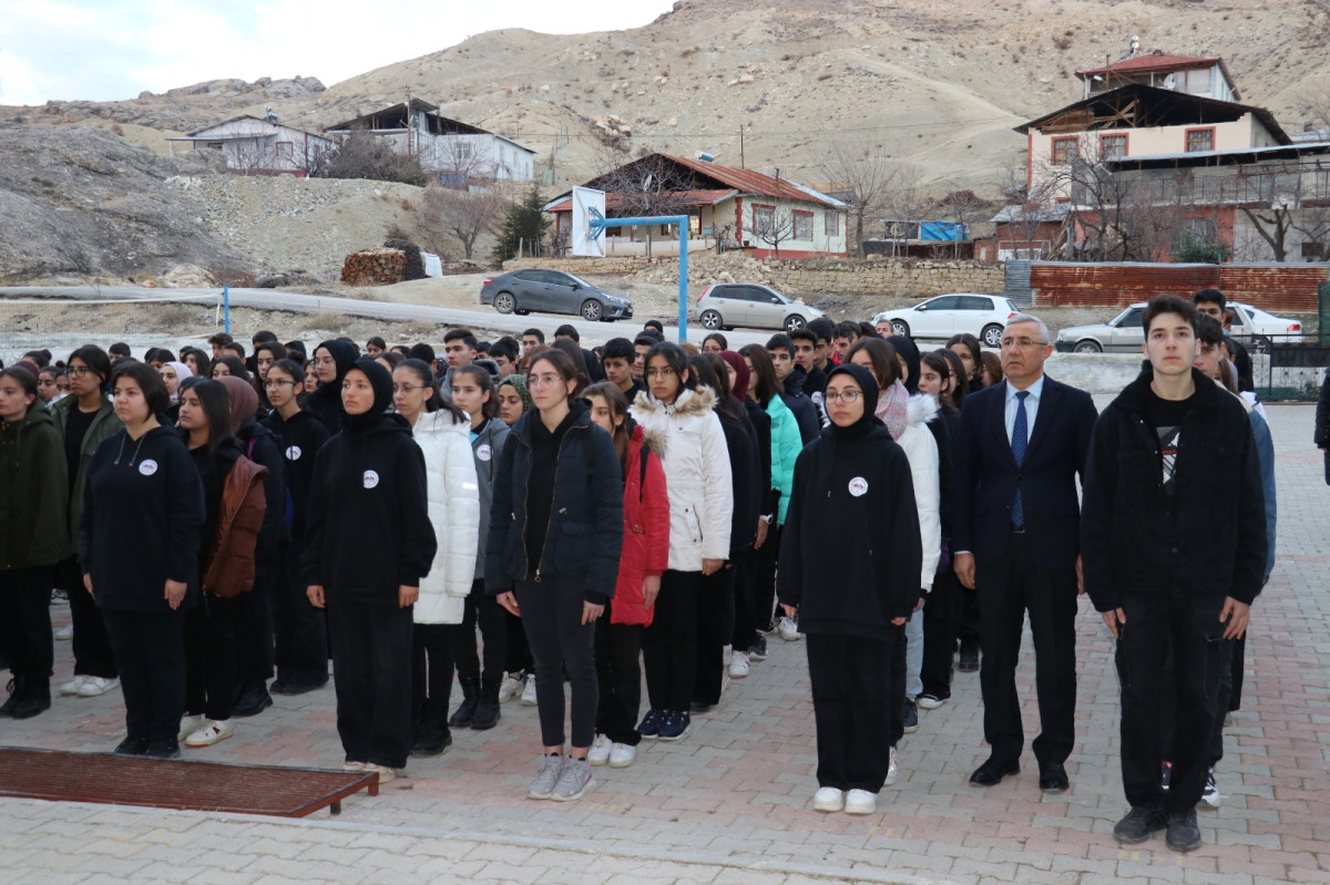 Şehitlere Saygı Duruşu
