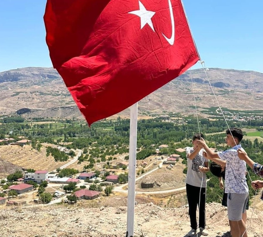 Şendere’de bayrak dalgalandırıldı